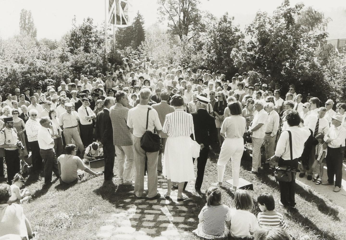  Zahlreiche Gäste erschienen zur Einweihung der Clevedon-Brücke, 1990