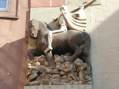 Kriegerdenkmal, Sensenmann auf Pferd