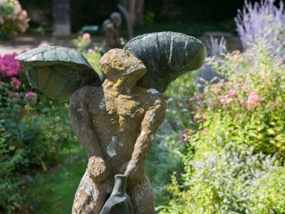 Reiterfigur im blühenden Rosengarten