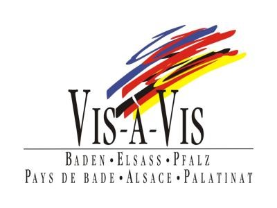 Geschwungene Linien in den Farben blau-weiß-rot und schwarz-rot-gelb, darunter schwarzer Schriftzug Vis-À-Vis Baden-Eslass-Pffalz; Pays de Bade-Alsace-Palatinat