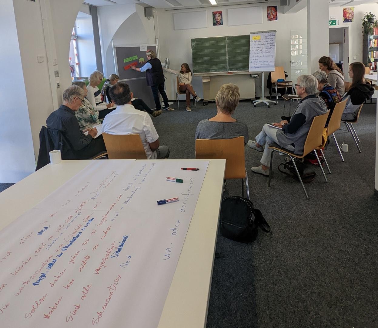 Argumentationstraining Teilnehmer des Workshops im Stuhlkreis