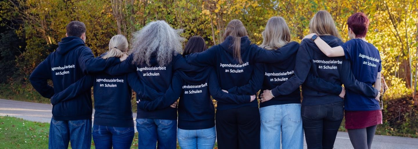 Gruppenbild mit den Mitarbeitenden der Jugendsozialarbeit an Ettlinger Schulen