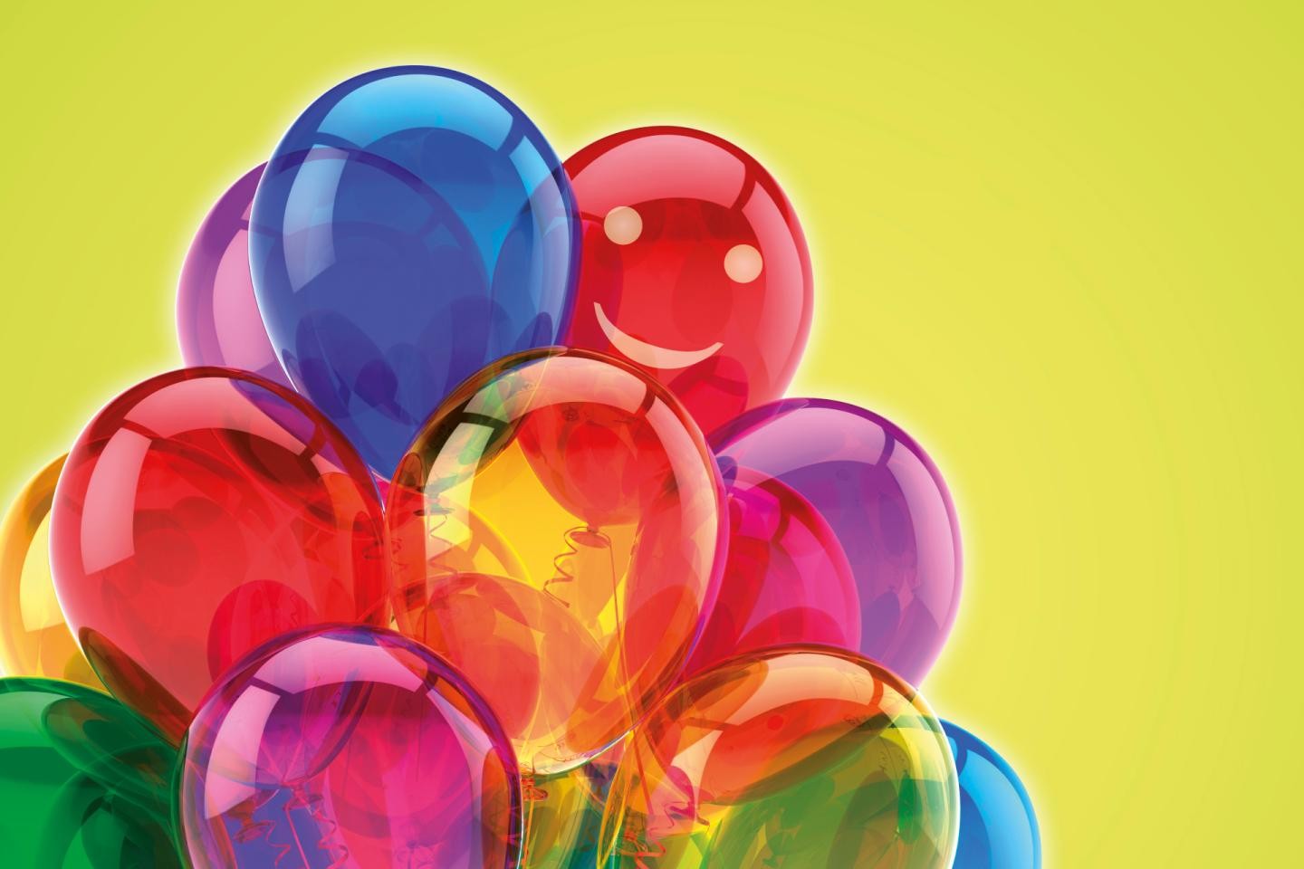 Bunte Luftballone einer davon mit Smileygesicht