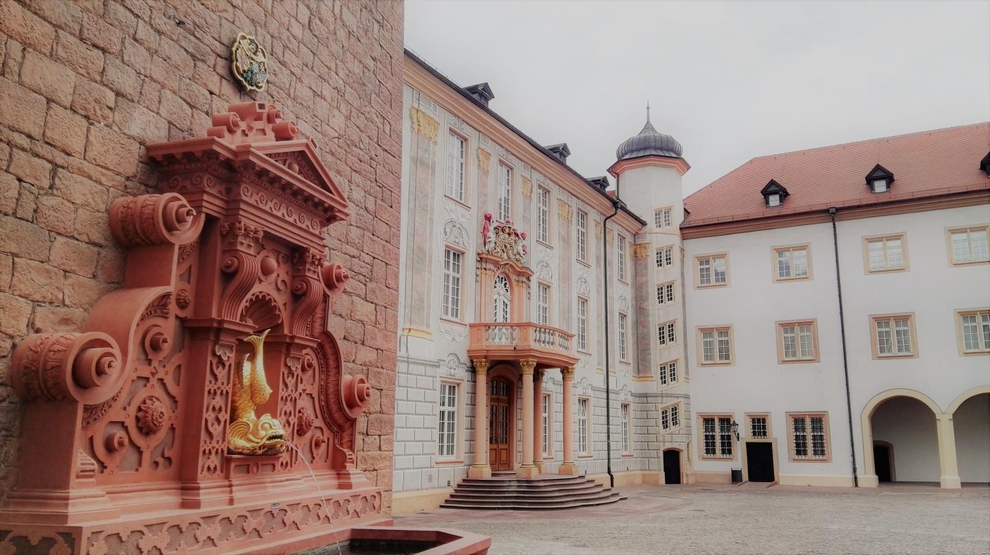 Blick in den Ettlinger Schlosshof mit Delfinbrunnen