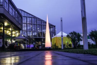 Bild des Stadtwerkes Gebäude mit beleuchtetem Kegel