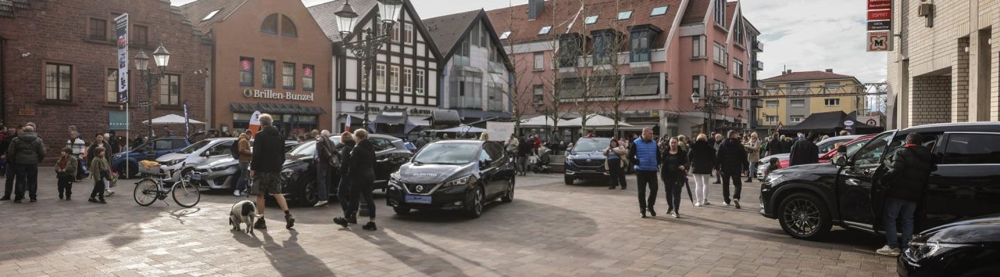 Autopräsentation auf dem Erwin-Vetter-Platz Foto Autopräsentation auf dem Erwin-Vetter-Platz