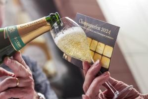 Bild mit Champagnerglas und der Degustationskarte des Champagnerfests