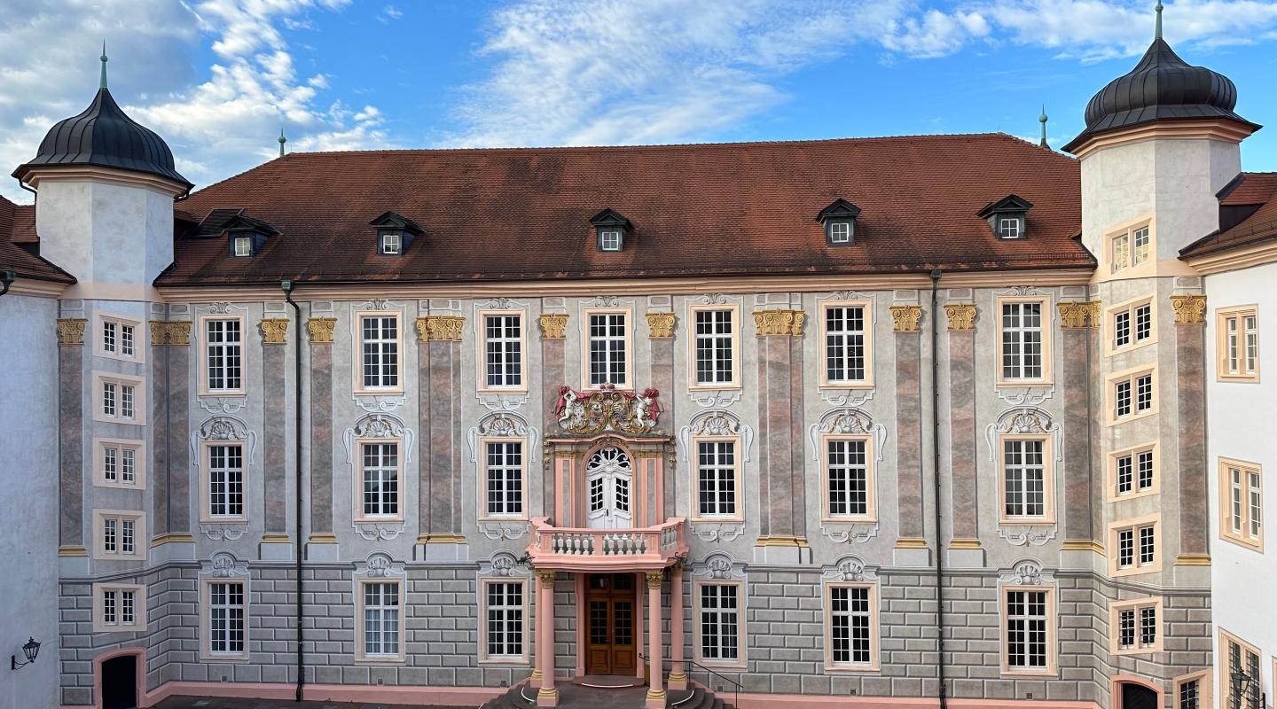 Schlosshof Ettlingen bei Sonnenschein am Morgen