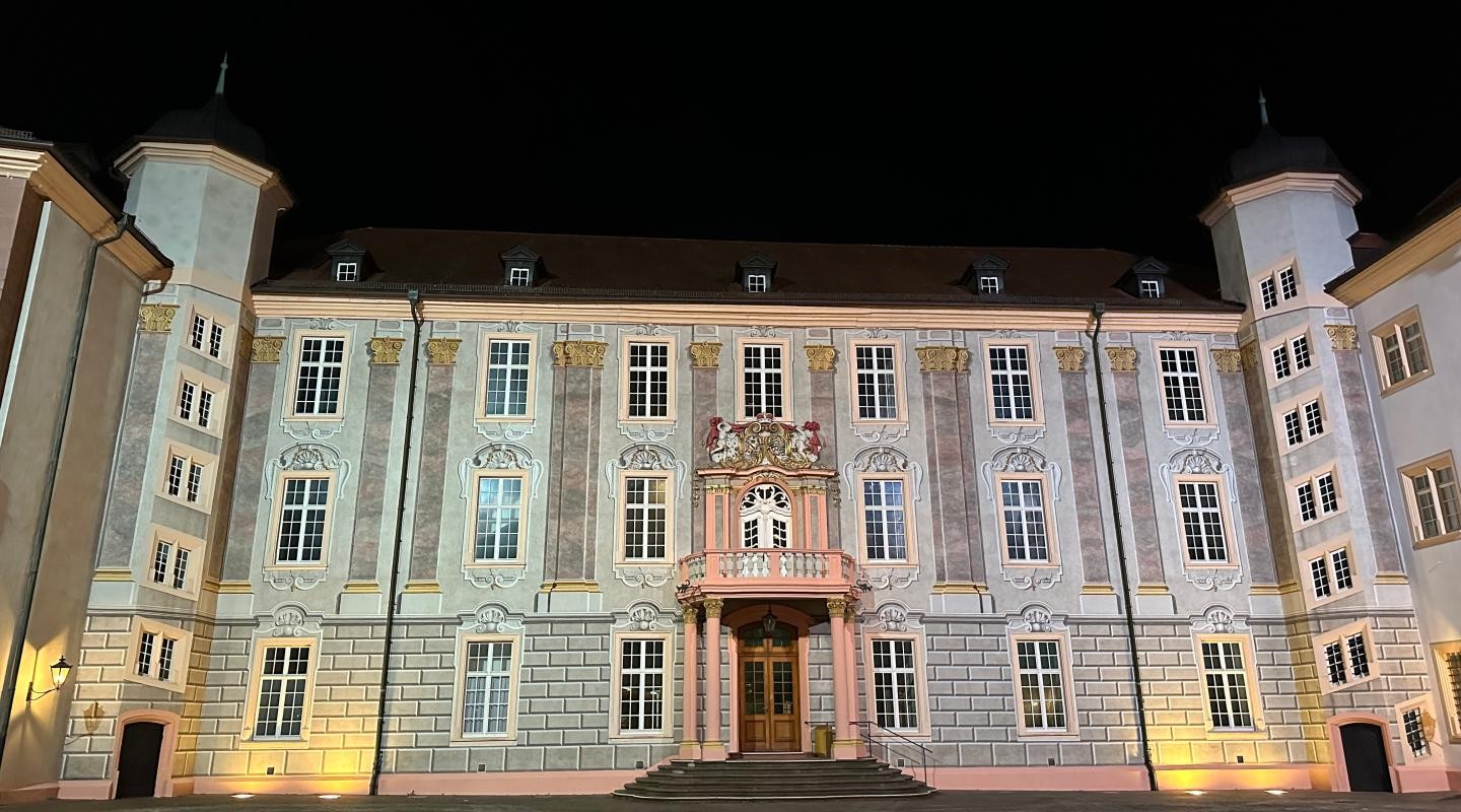 Schlosshof bei Nacht beleuchtet