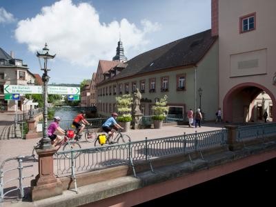 Drei Radwanderer fahren über die Rathausbrücke