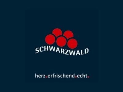 Roter Schwarzwald-Bollenhut auf dunkelblauem Hintergrund, darunter weißer Schriftzug Schwarzwald herz, erfrischend, echt