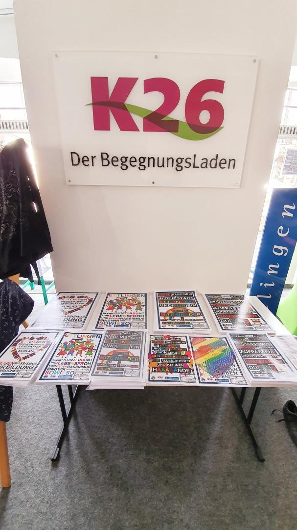Plakate "Zeig dein Fenster gegen Rassismus in der Stadt Ettlingen"