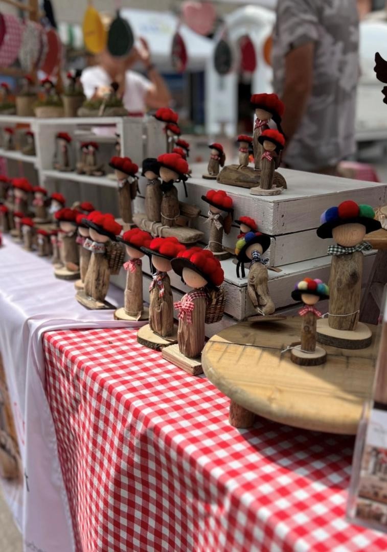 Bild mit Bollenhutfiguren aus Holz