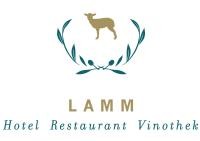 Logo Lamm mit goldener Schrift, grüner Blumenranke und in der Mitte ein goldenes Lamm