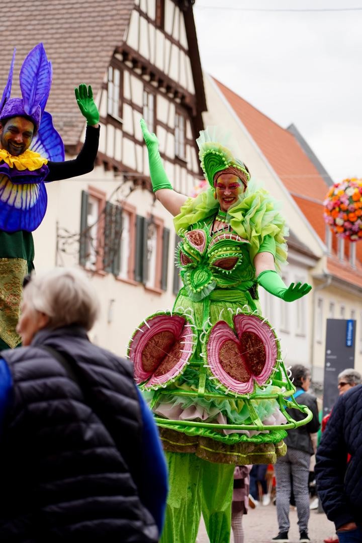 Stelzenläufer bei der Veranstaltung Mai Happy Day