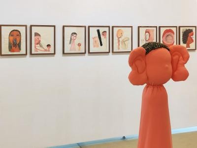 Im Vordergrund "Ein Zuhörer und ein Sprecher" Rauminstallation, Im Vordergrund "Ein Zuhörer und ein Sprecher", rotierende Puppen, mixed media, 2022