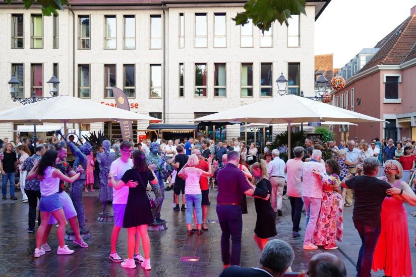 Bild der Sommerlounge mit tanzenden Menschen und schöner Beleuchtung