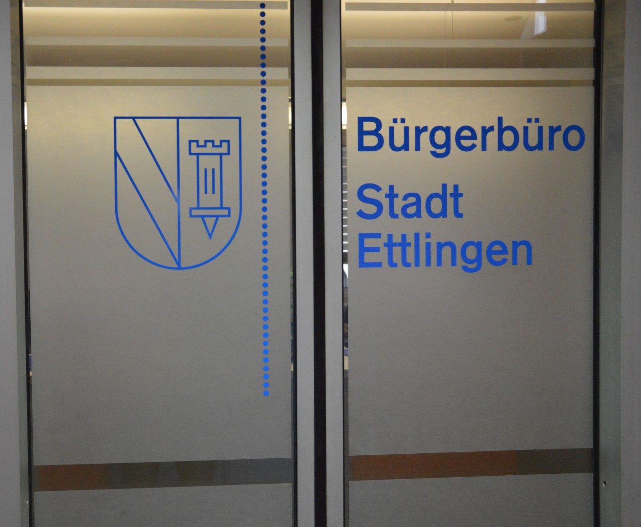 Das Bild zeigt die Glaseingangstür des Bürgerbüros. 