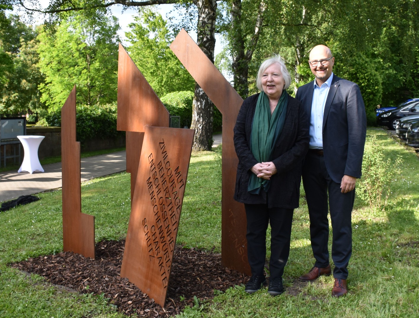 Künstlerin Madeleine Dietz und OB Johannes Arnold am Denkmal