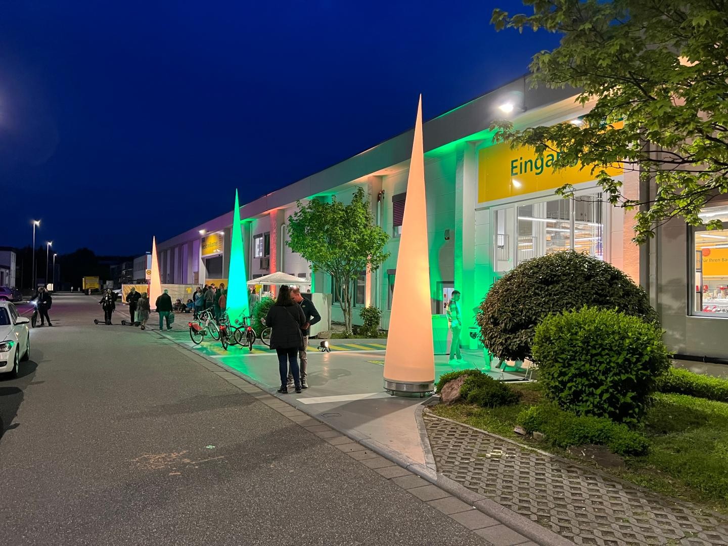 beleuchtete Kegel im Industriegebiet Ettlingen