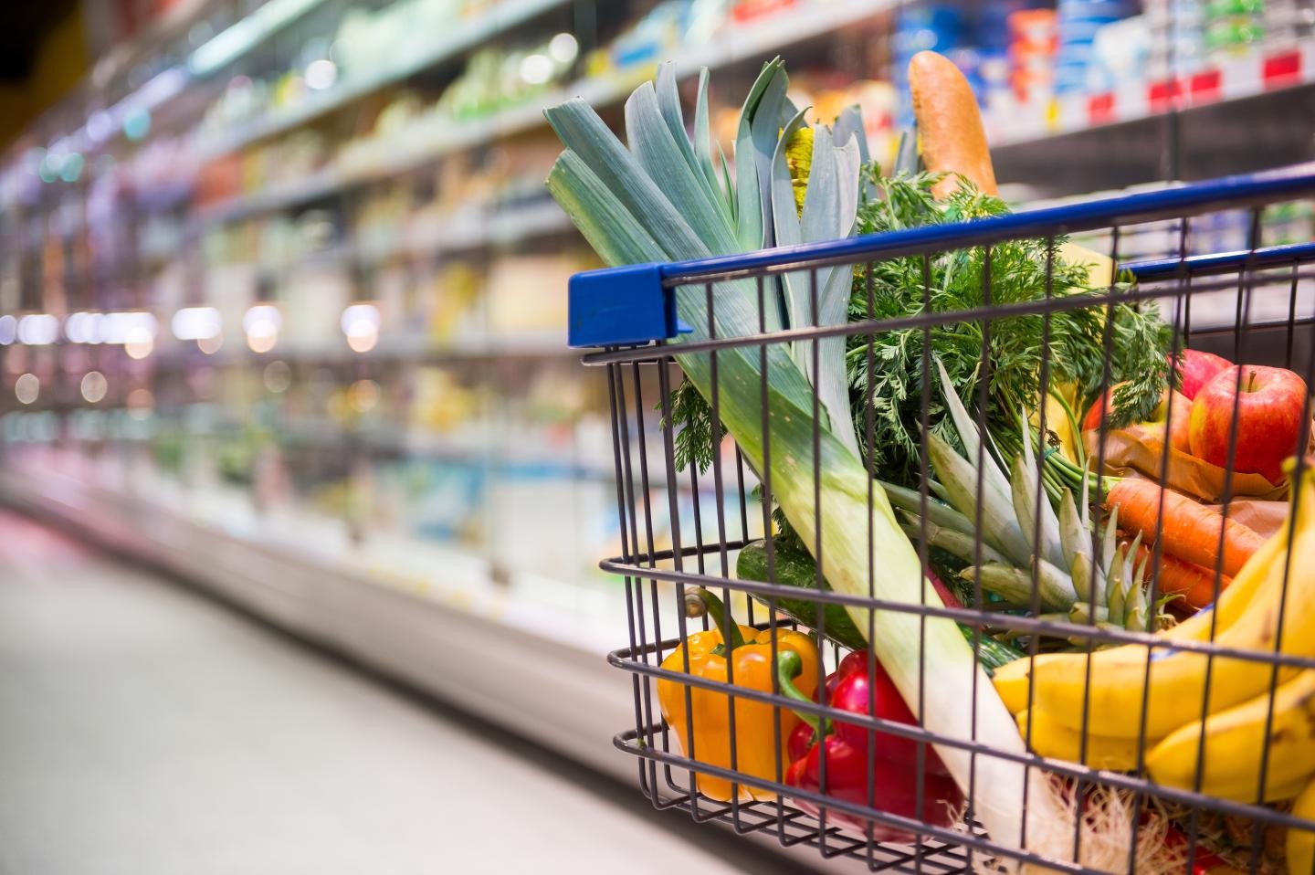 Bild zeigt Einkaufswagen im Supermarkt