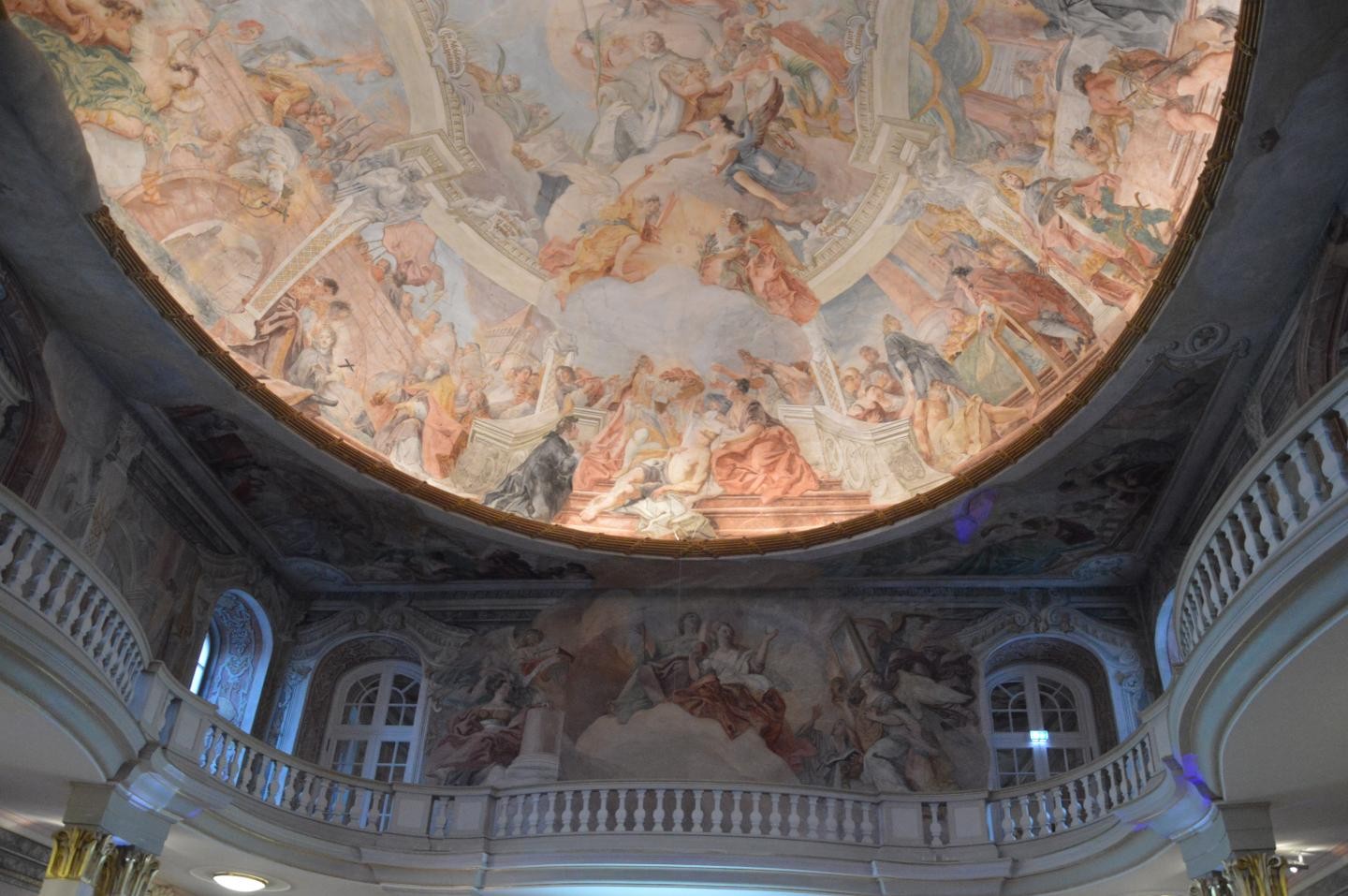 Das Deckengemälde im Asamsaal, das die Geschichte des Heiligen Nepomuk zeigt. 