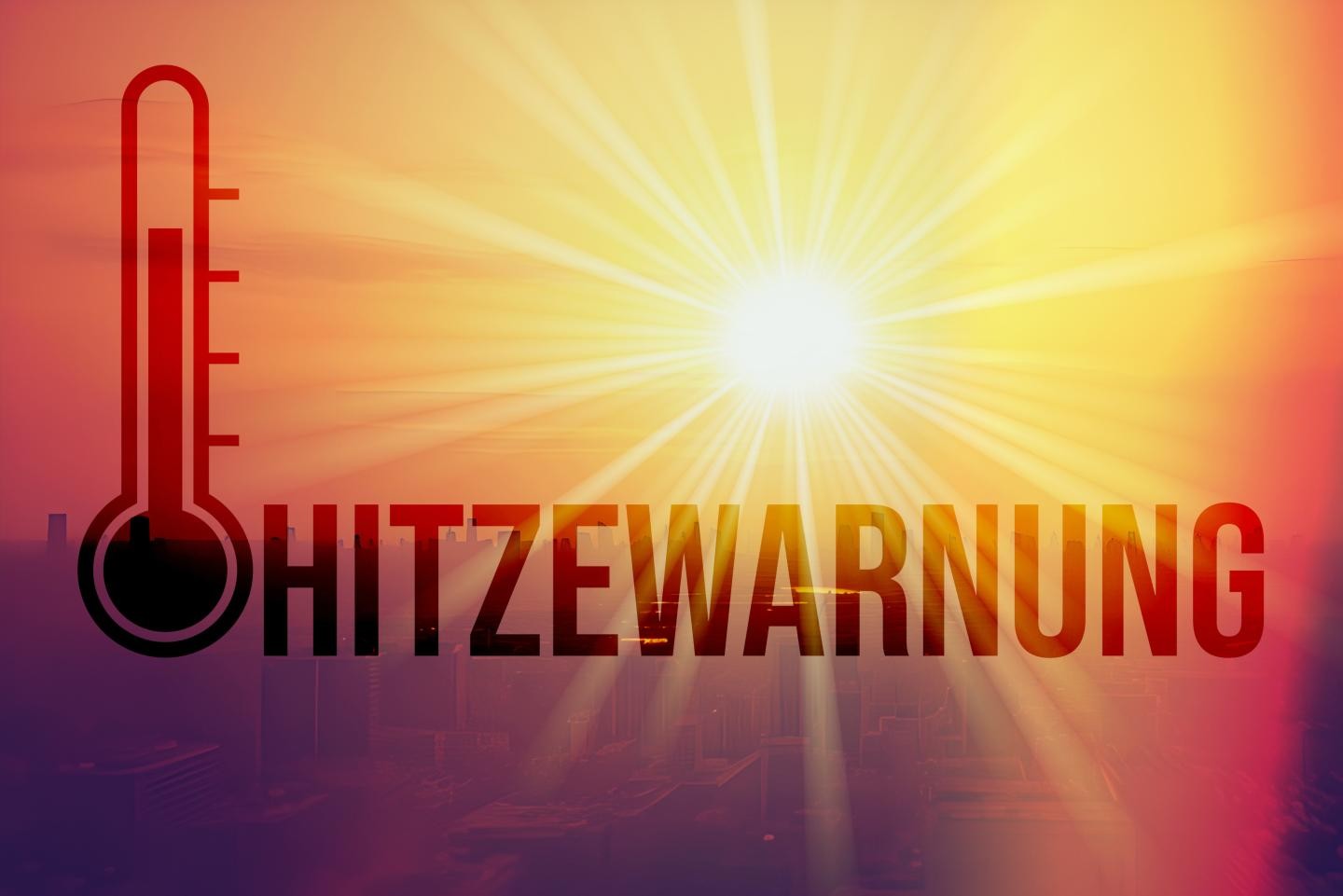 eine gleißend strahlende Sonne im Vordergrund ein Thermometer und das Wort Hitzewarnung