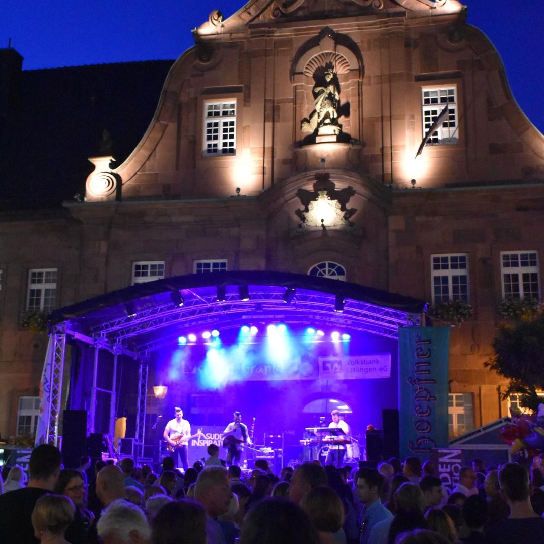 Archivbild vom Marktfest Blick auf die Bühne vor dem Rathaus, Archivbild
