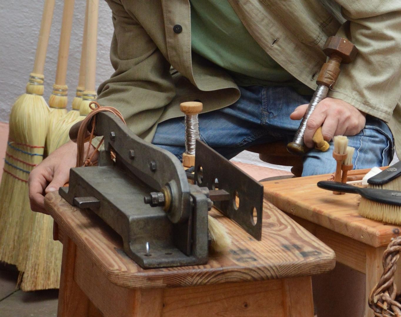 Bürstenmacher auf dem Kunsthandwerkermarkt