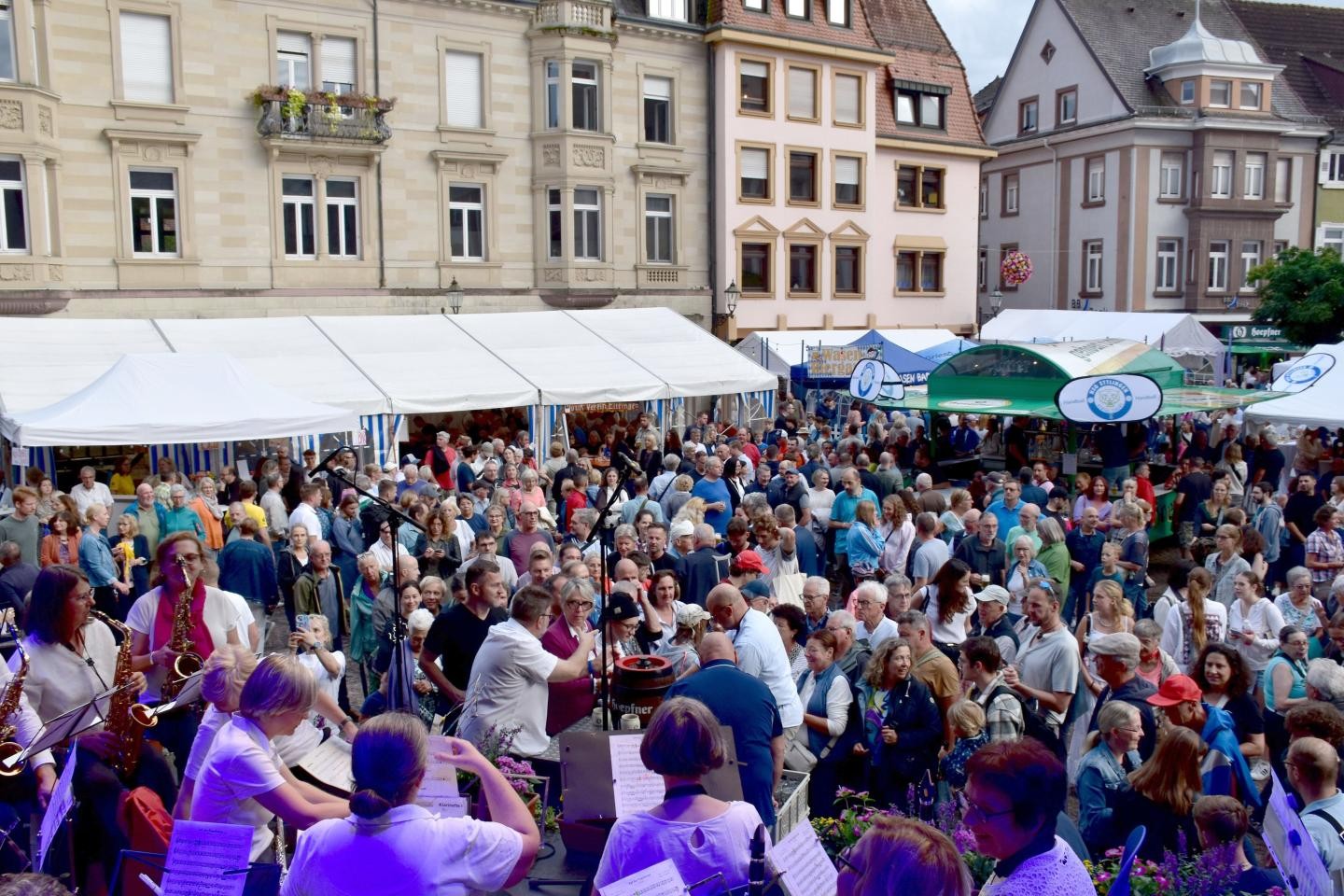 Von der Bühne in die Menschenmenge auf dem marktplatz fotografiert