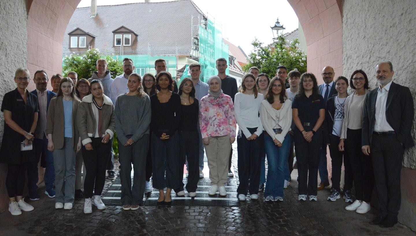 20 junge Frauen und Männer, die ihre Ausbildung bei der Stadt beginnen oder ein FSJ.
