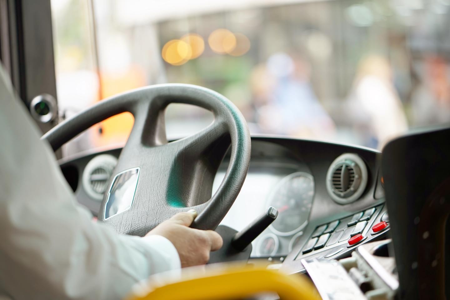 Blick ins Cockpit eines Busses 