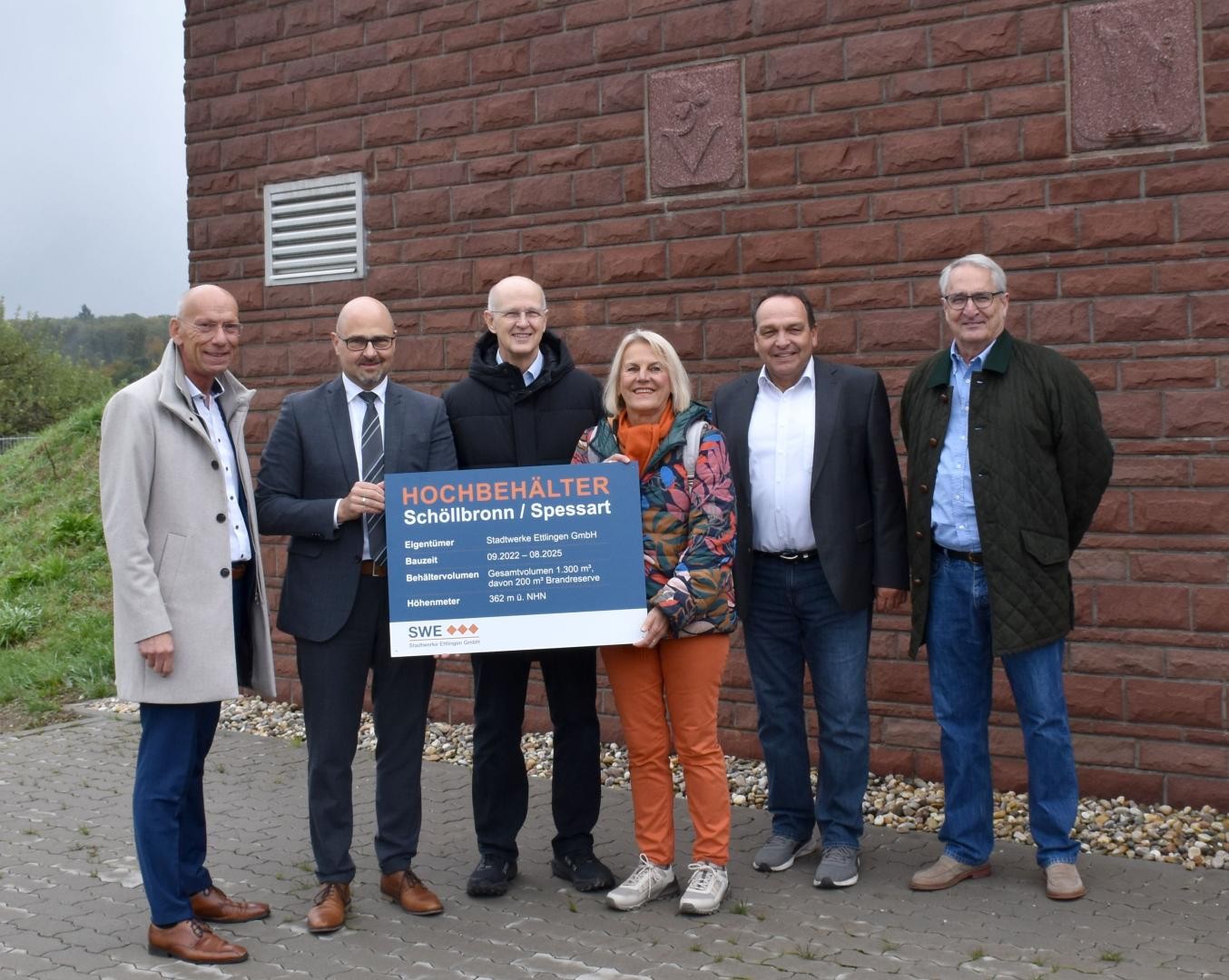 Neuer Trinkwasserhochbehälter bei Schöllbronn und Spessart eingeweiht Einweihung des neuen Hochwasserbehälters: Ortsvorsteher, Planer, OB Arnold und SWE Geschäftsführer Steffen Neumeister