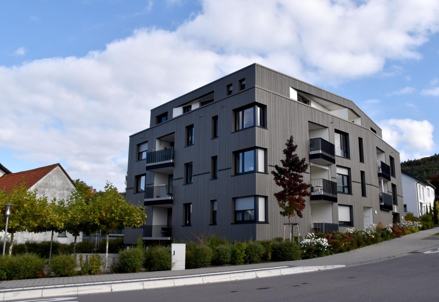 Oberweier Quartiersplatz und Seniorenwohnen Blick von Am Buschbach aus auf das Seniorenwohnen mit Quartiersplatz