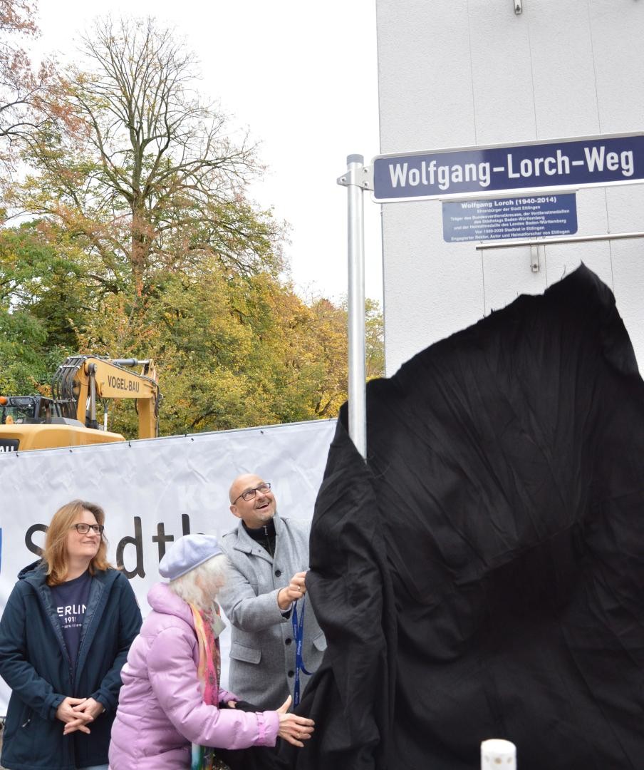Bei der Einweihung des Wolfgang Lorch-Weges, die Witwe enthüllt gemeinsam mit dem OB das Schild. 