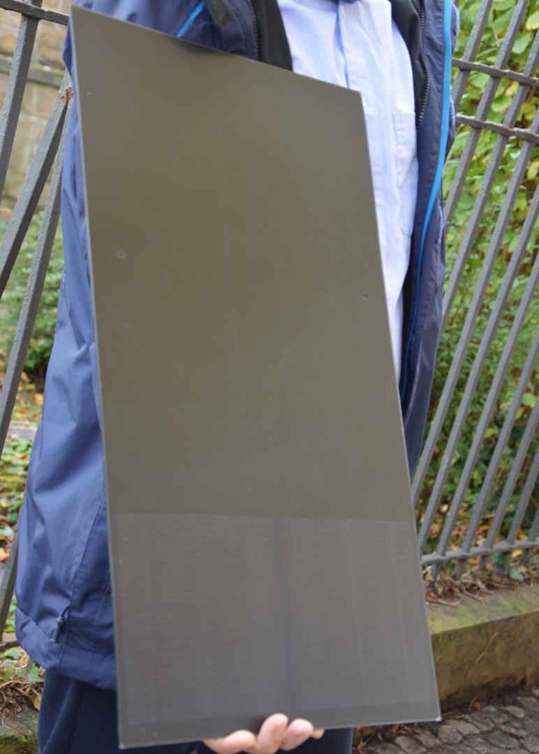 Die Solarziegel , eine grauschwarze längliche Platte 