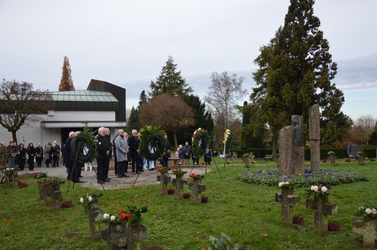 Auf dem Ehrenhain des Ettlinger Friedhofs 