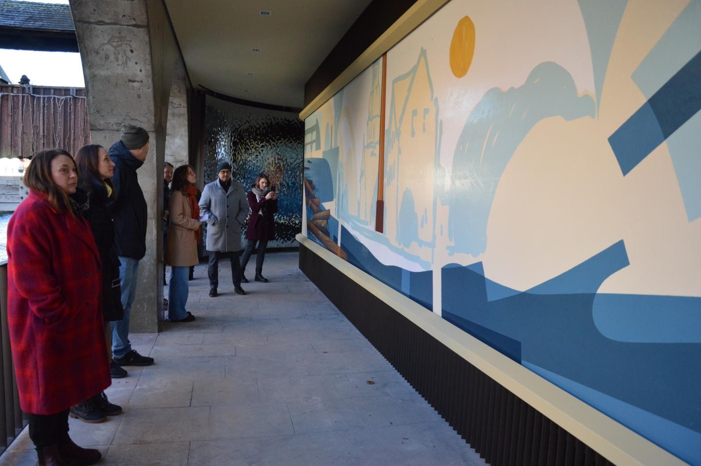 OB und Vertreter der Stadt betrachten das Wandgemälde