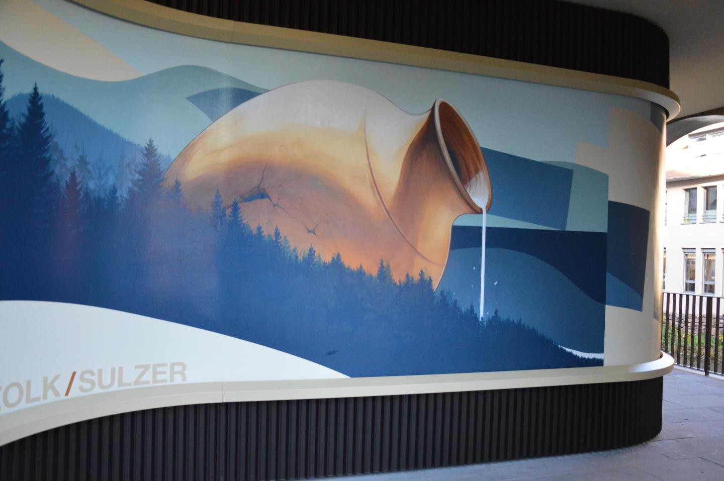 Wandgemälde mit Amphore und Schwarzwaldhügel