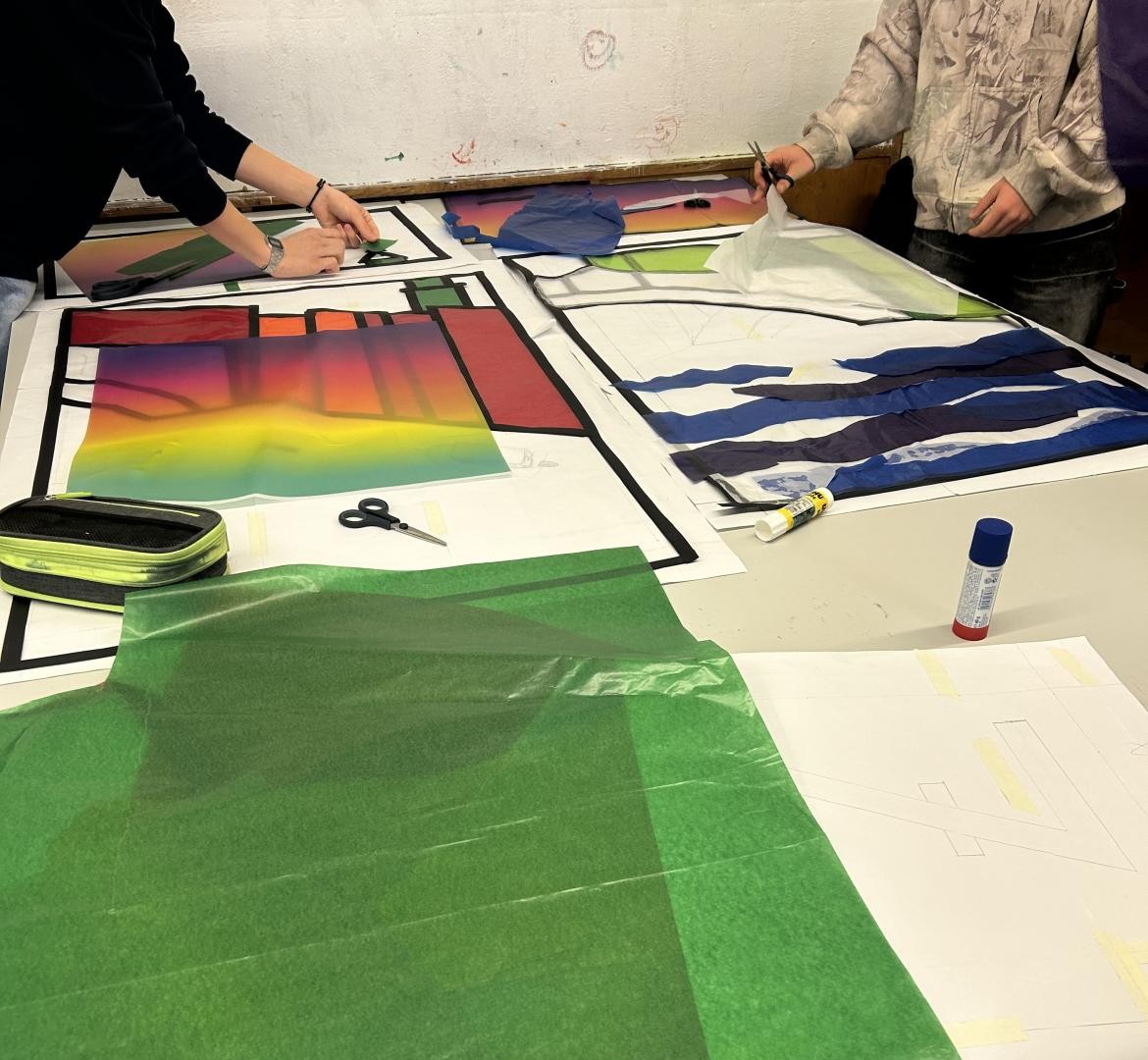 Schüler schneiden die Fenster für den Adventskalender aus. 