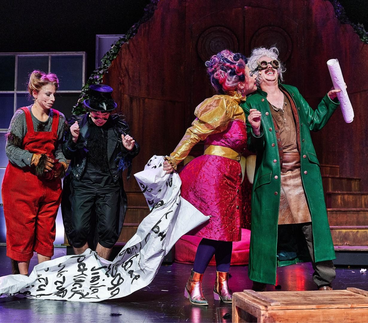 vier Schauspielerinnen in bunten Kostümen auf der Bühne