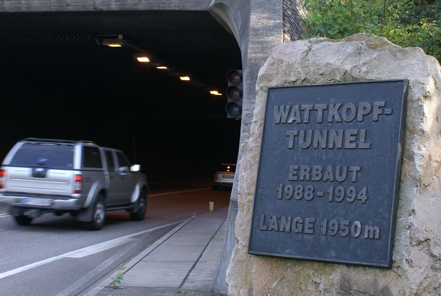 Die Einfahrt in die westliche Röhre des Wattkopftunnels mit dem Hinweisschild auf daen Tunnel, wann er erbaut wurde und seine Länge