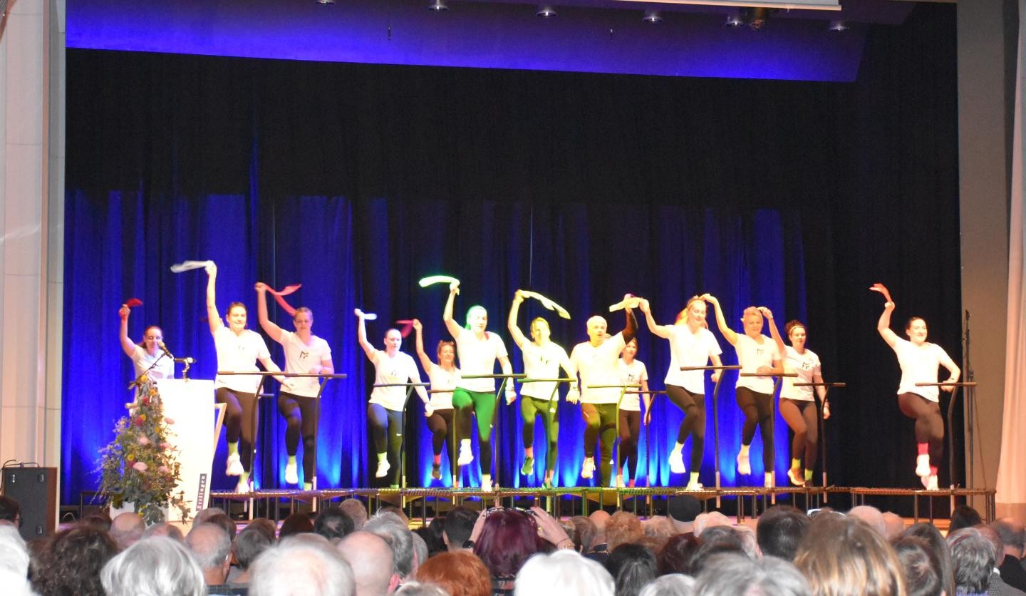 Auf Trampolinen tanzende Frauen 