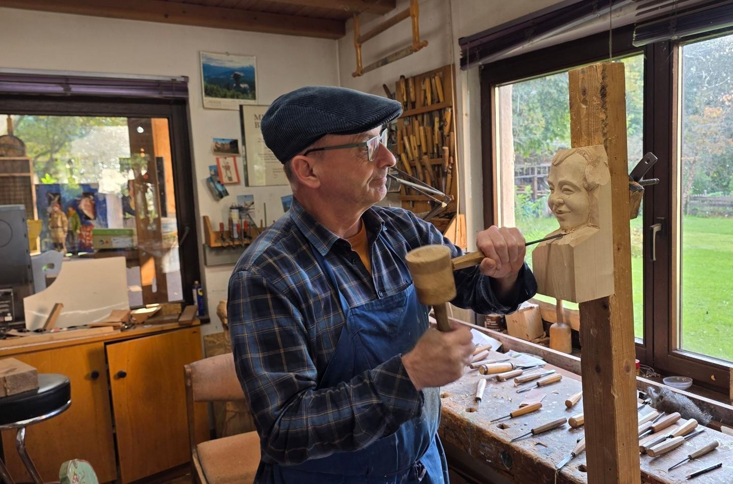 Rudi beim Schnitzen einer Maske in seinem Atelier
