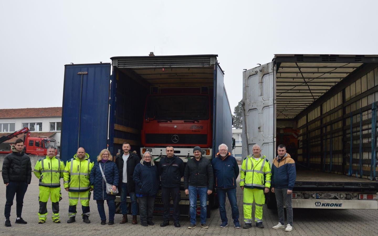 Bei der Verabschiedung der beiden Fahrer des Hilfstransportes u.a. mit OB