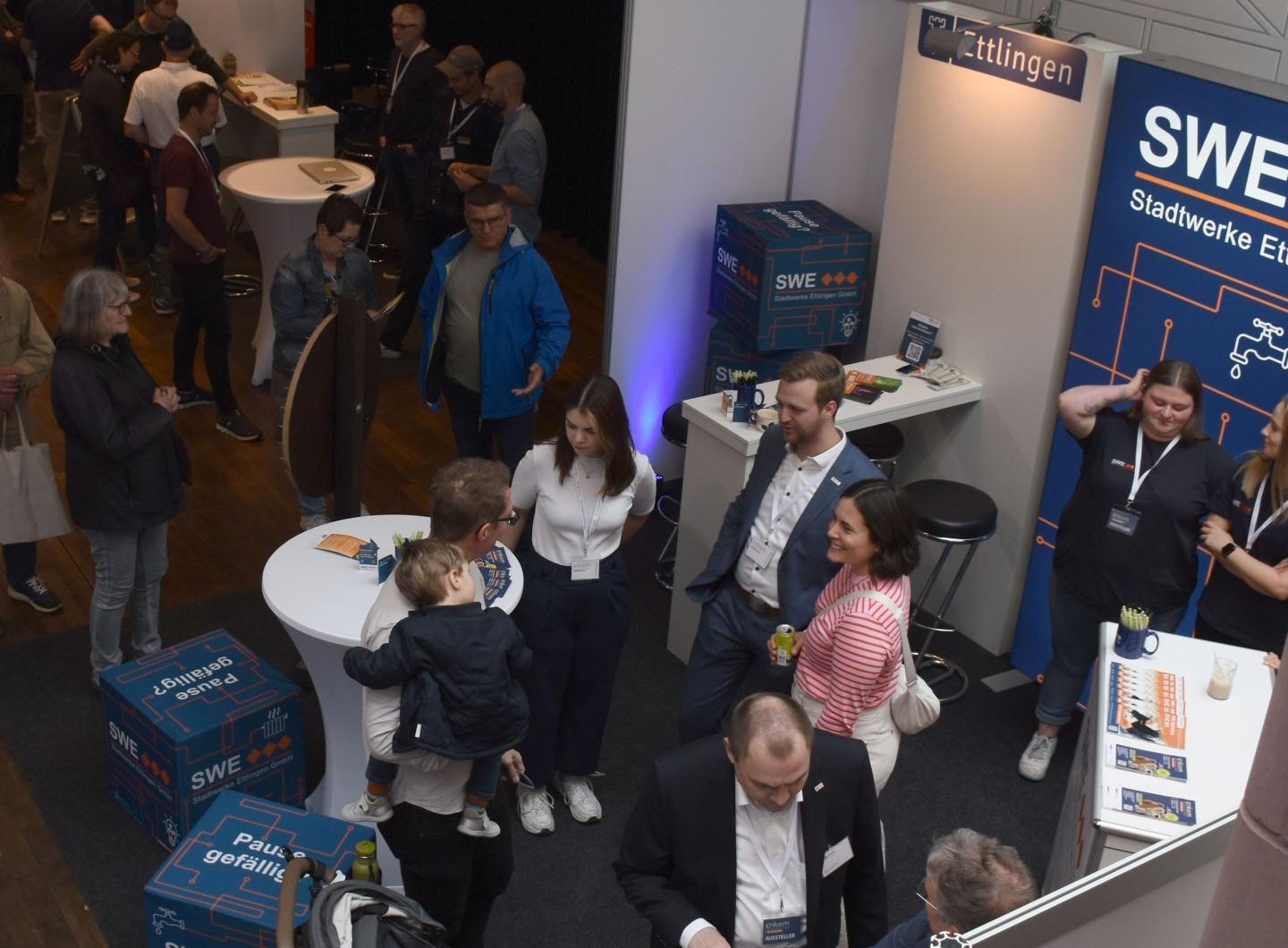 Der Stand der Stadtwerke und Stadt mit Besuchern und Beratern im Gespräch