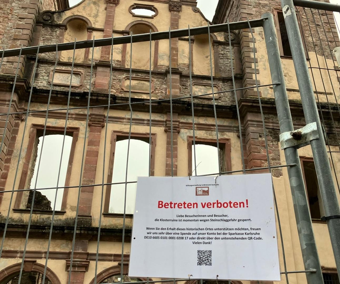 Die Klosterruine Frauenalb mit dem Bauzaun und einem Schild Betreten verboten 