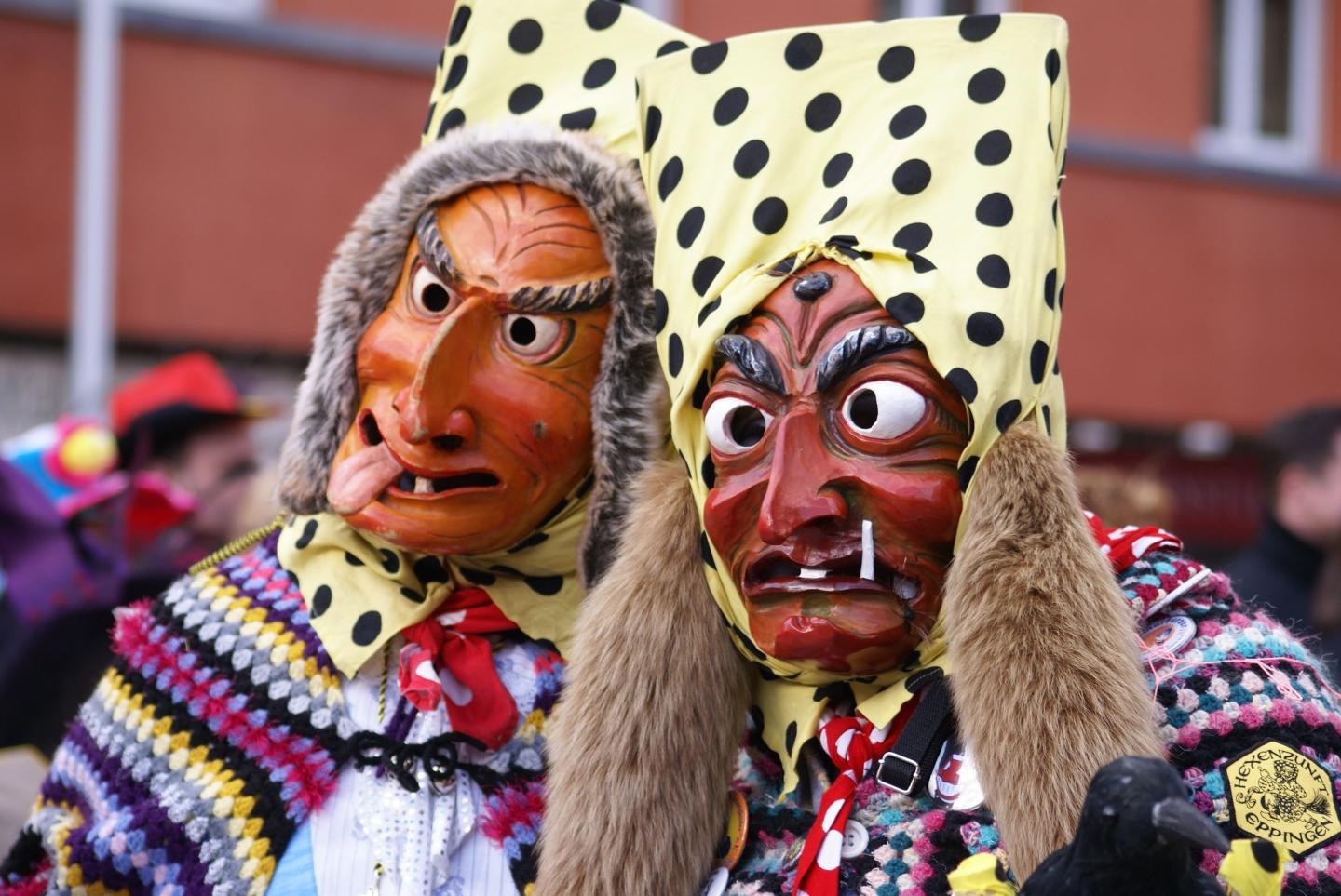 Zwei Maskenträger mit Häs und Gewand, zwei gruselige Hexen mit Glotzaugen, Zähnen und Zunge