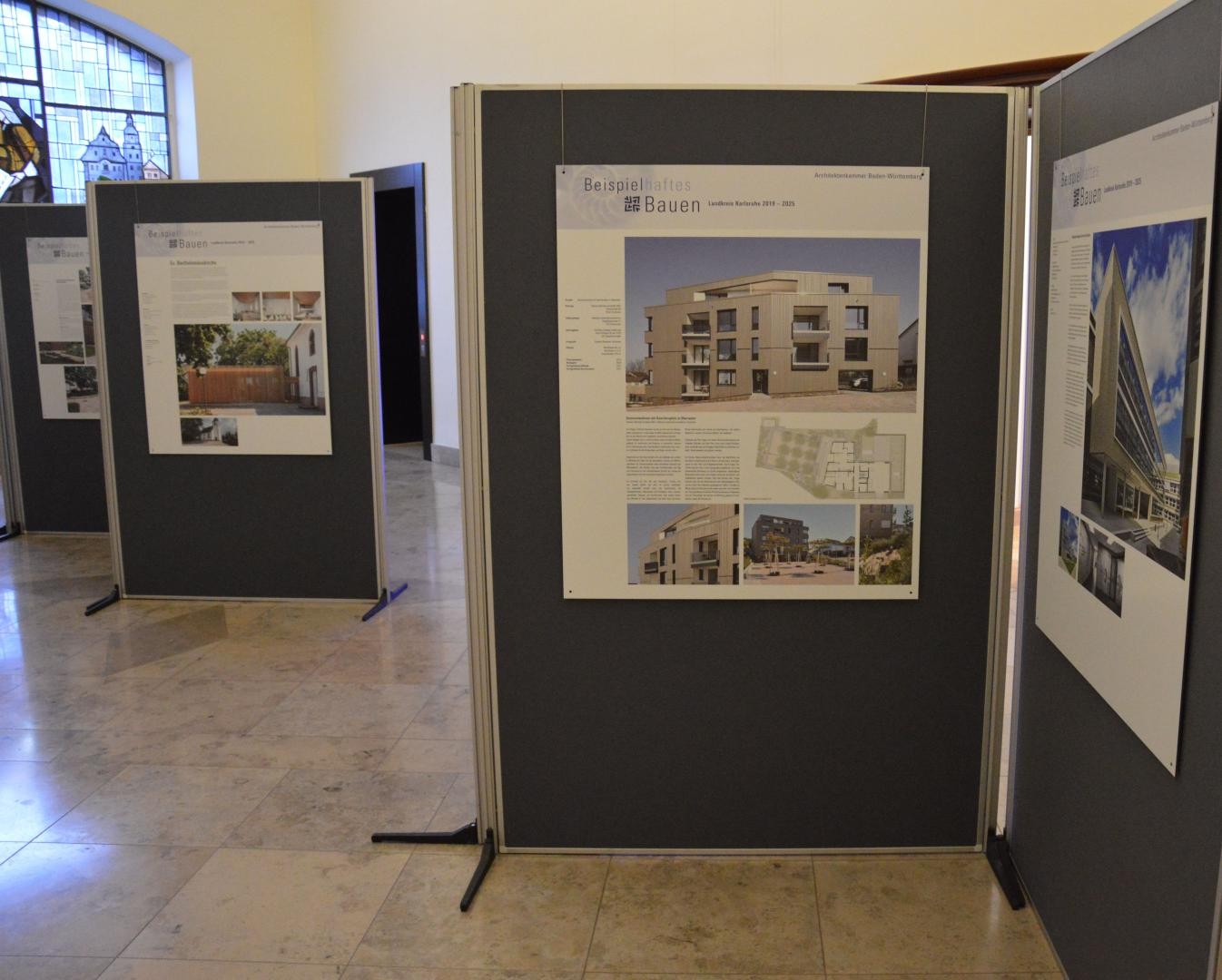 Ausstellungswände im oberen Foyer des Rathauses mit den prämierten Bauprojekten