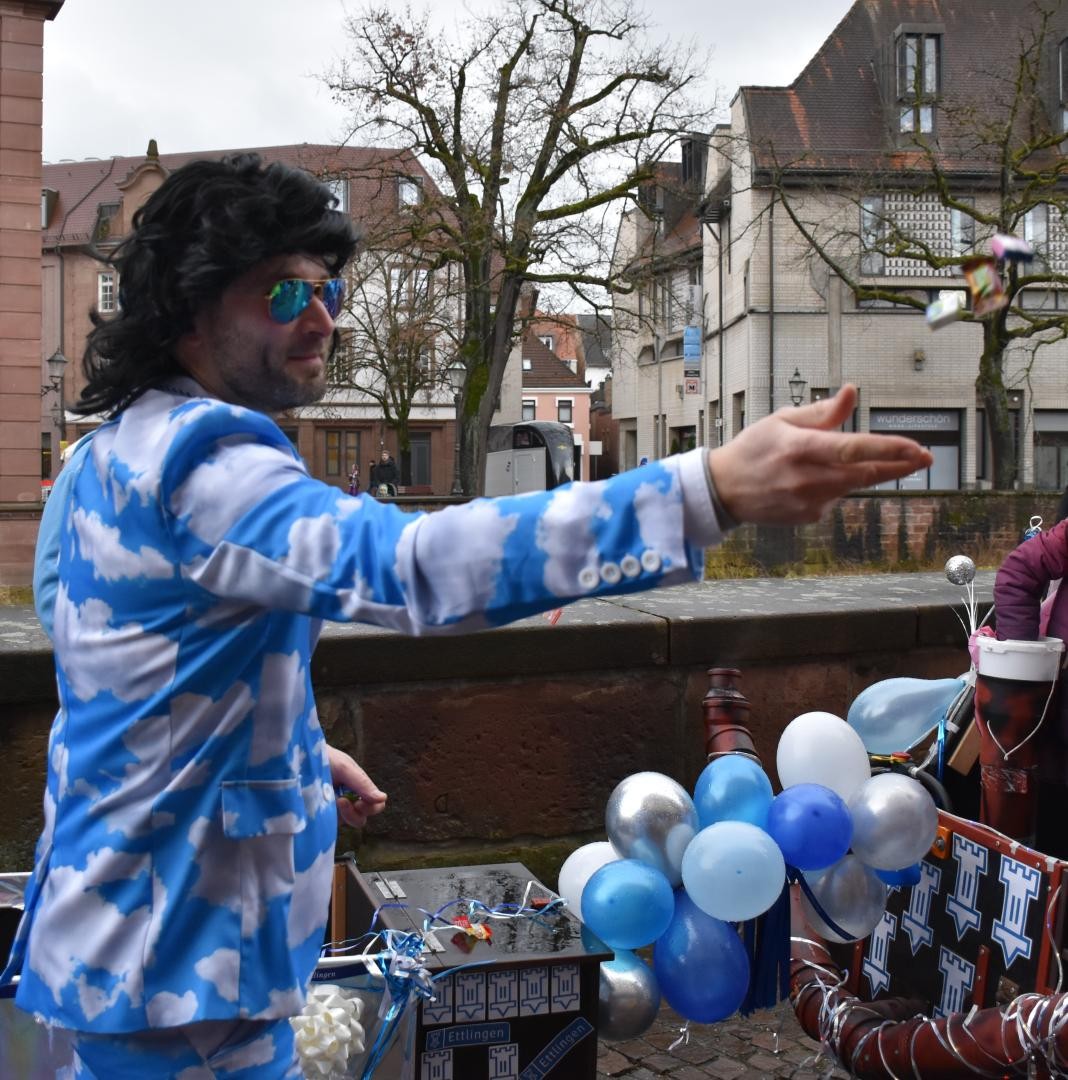 BM Heidecker im Wolkenanzug Gutsel werfend